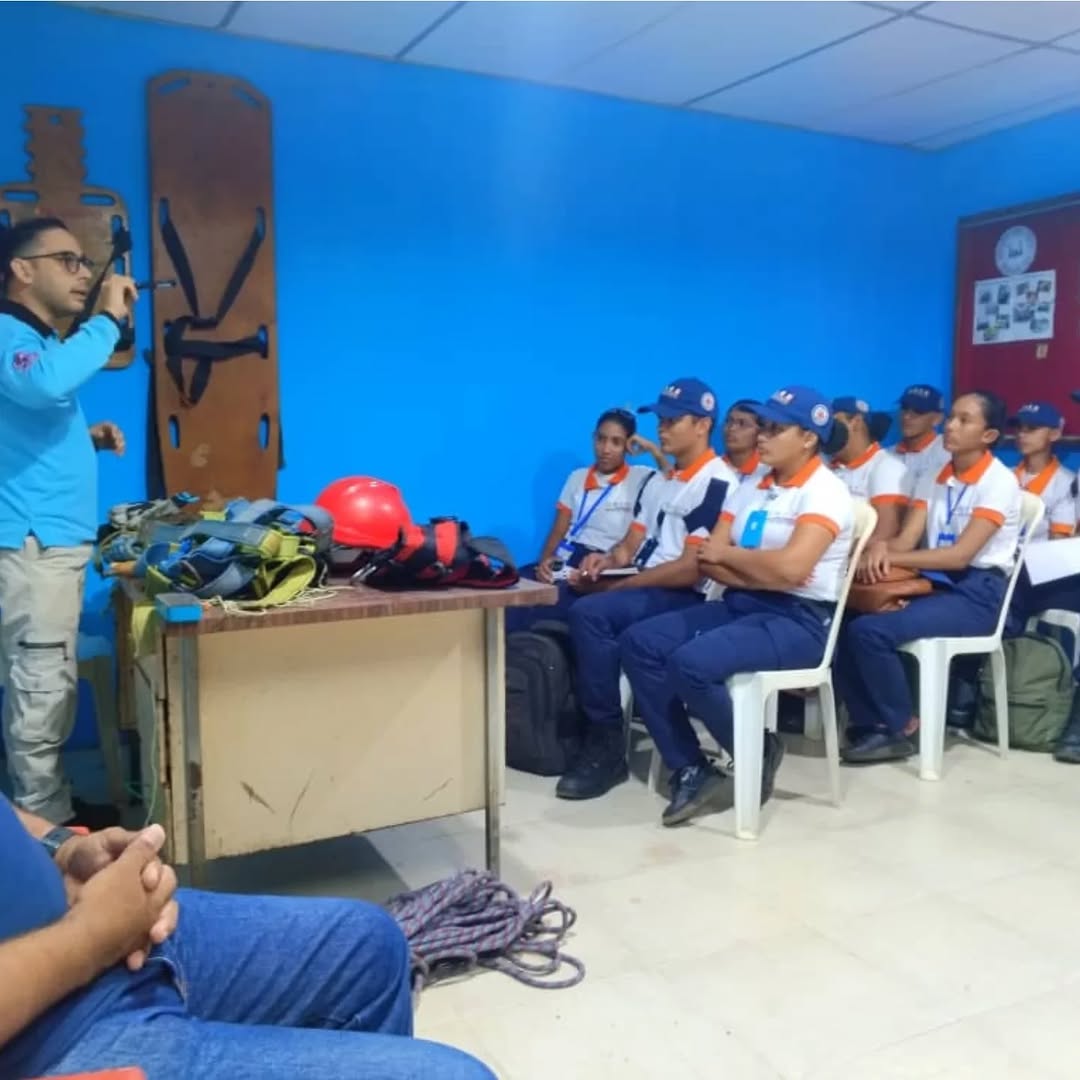 Asociación Voluntarios Venezuela (AVV) dicta charla sobre Rappel a estudiantes d